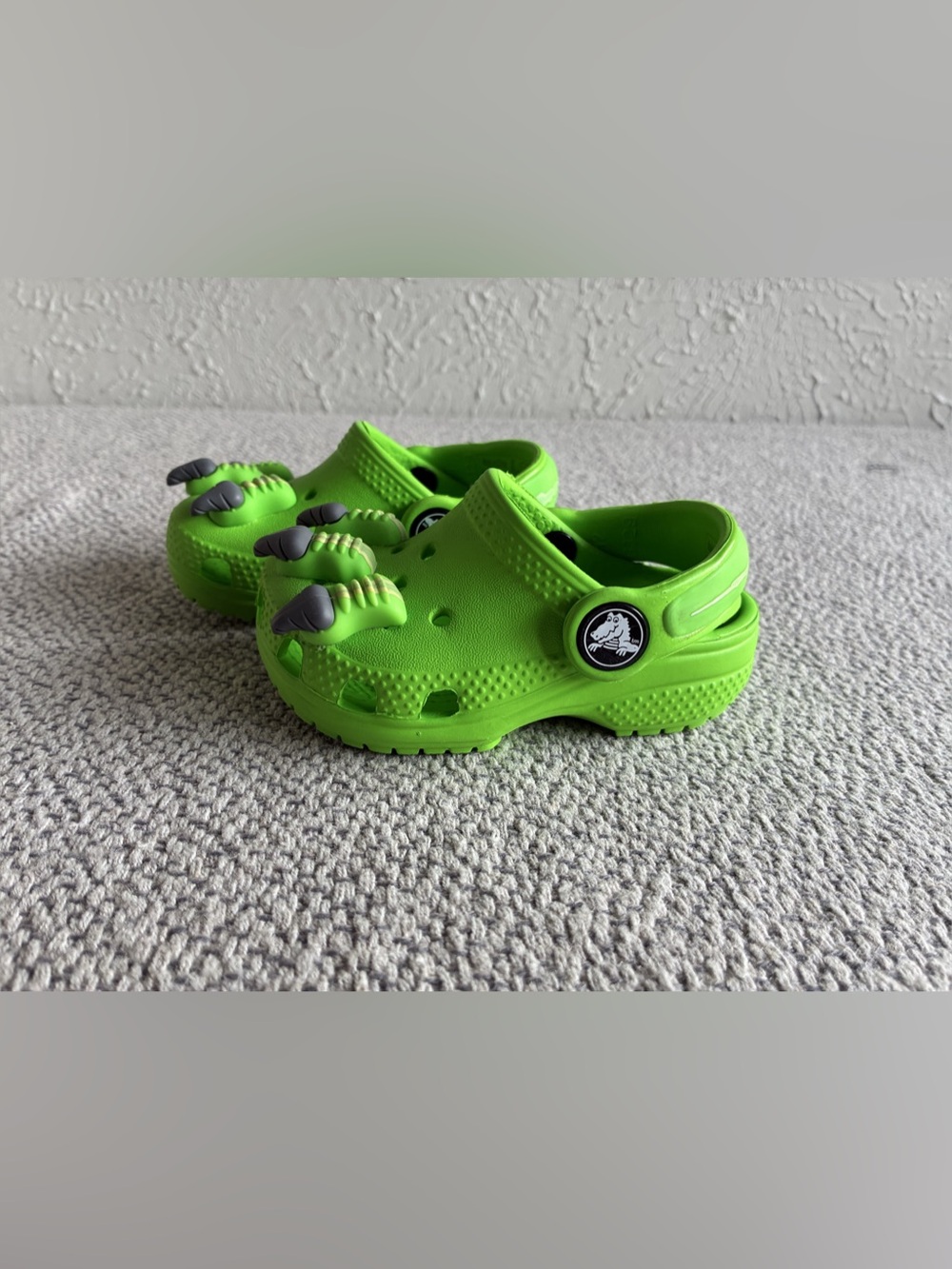Crocs LAM Dinosaur Classic Clog
Toddler Size C4 Green
209700-3WA